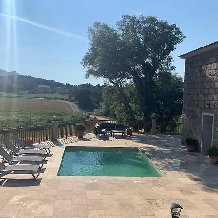 Maison Typique De Campagne Au Coeur De La Nature .