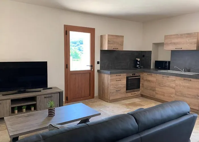 Maison Typique De Campagne Au Coeur De La Nature . *