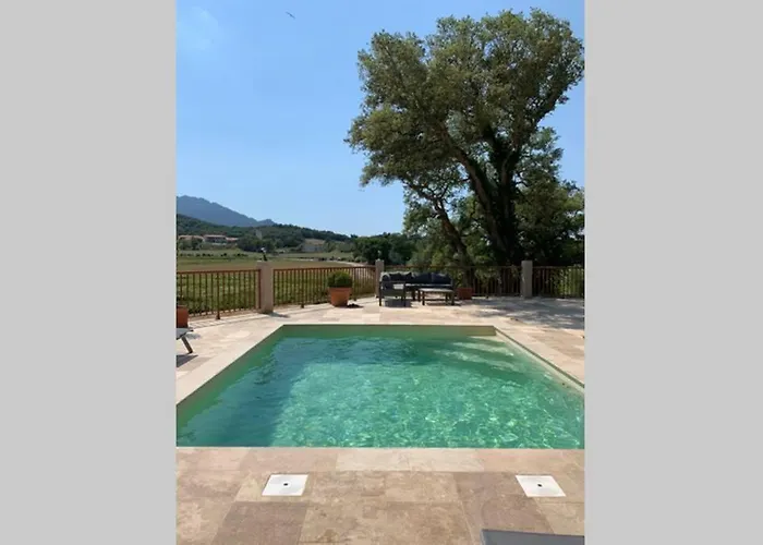 Maison Typique De Campagne Au Coeur De La Nature .