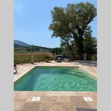 Maison Typique De Campagne Au Coeur De La Nature .
