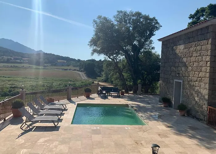 Maison Typique De Campagne Au Coeur De La Nature .